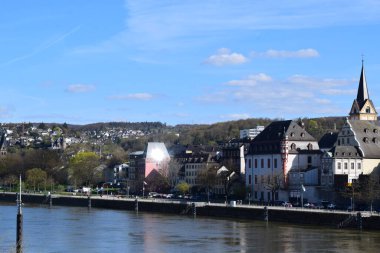 Koblenz şehri, Mosel kıyısındaki eski kasaba.