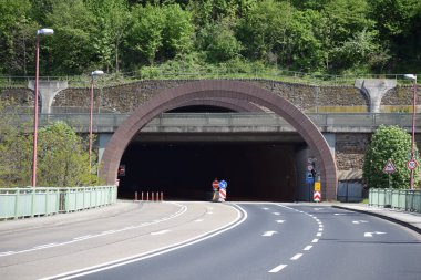 Bir tünele doğru köprü