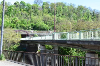 Köprüden nehre, tünele.