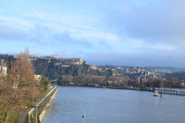 Ren 'in yukarısındaki Ehrenbreitstein Kalesi