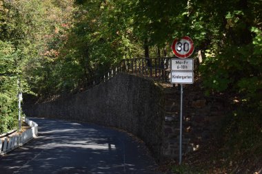 Dağda bir yol tabelası