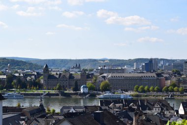Yolcu gemileri eski Koblenz kıyısında.