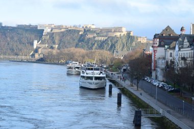 Yolcu gemileri eski Koblenz kıyısında.