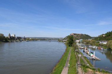 Ren boyunca şehir binalarının manzarası