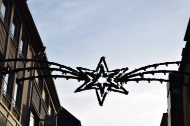 Bir şehirde noel süsü.