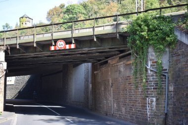 Şehirdeki eski köprü. 