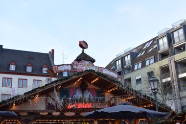 Eski Koblenz kasabasında Noel pazarı