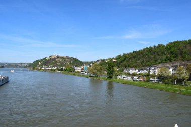 Koblenz Ehrenbreitstein kıyı şeridiyle Festung Ehrenbreitstein manzarası