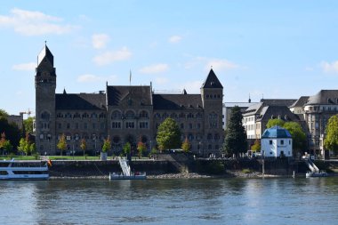 Ren ve eski adliye binası.