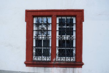 Eski ahşap bir pencerenin cephesi