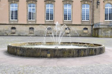 Reichsabtei Echternach 'daki çeşme, Lüksemburg' daki eski bir anıt.