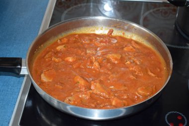 Gulaş sosta pişiyor.