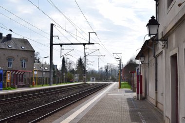 Roodt, Lüksemburg 'daki tren istasyonunda çifte demiryolu.