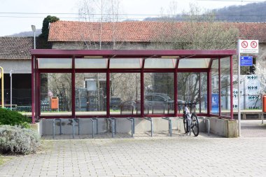 Roodt, Lüksemburg 'daki tren istasyonunda bisiklet kulübesi.