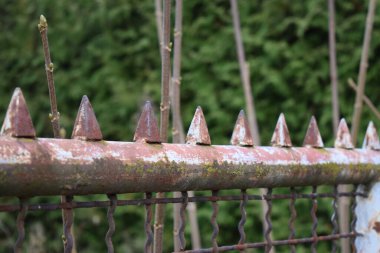 Metal zincirli paslı çit.