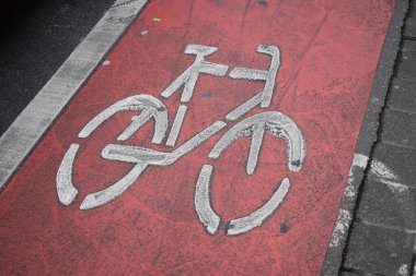 Yoldaki kırmızı tabela