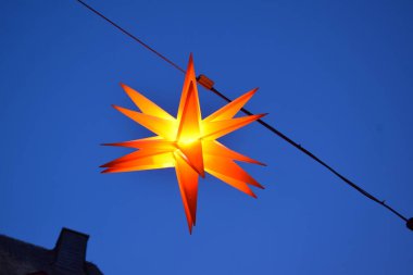 Mavi gökyüzünün arka planında kırmızı kağıt fener