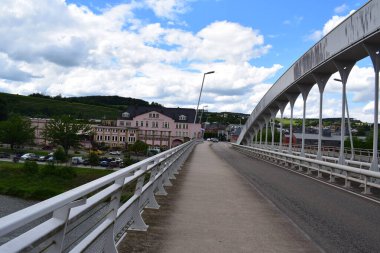 Nehrin üzerindeki köprü.