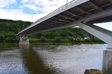 Moselle nehri üzerindeki köprü.