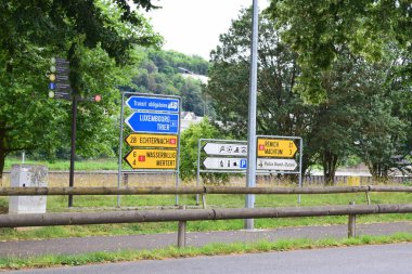 Parktaki yol tabelası