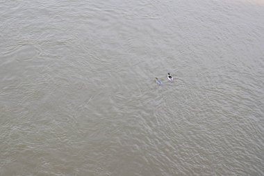 Beyaz kum ve su ile güzel bir deniz manzarası