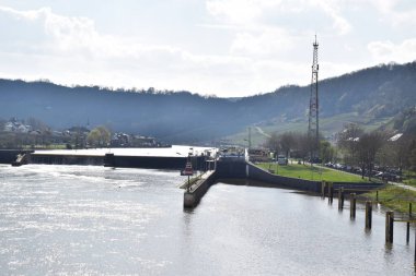 Nehir kenarı Grevenmacher - Lüksemburg ve Almanya sınırından Wellen