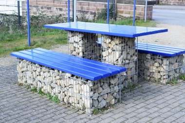 Açık mavi park bankı ve masa