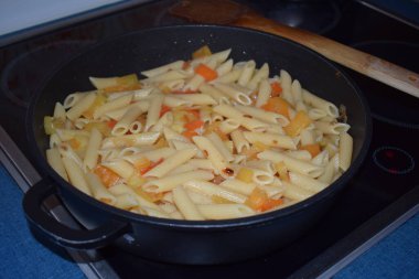 etli ve sebzeli makarna