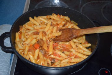 Tavada etli makarna, yemek.