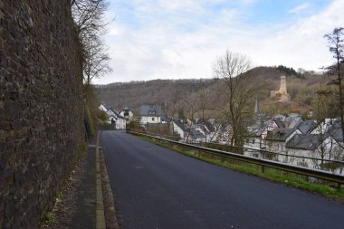 Eifel 'deki ortaçağ köyü Monreal manzarası