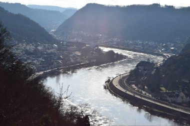 Aşağı vadideki Mosel nehri kıvrımlarla ve köylerle dolu.