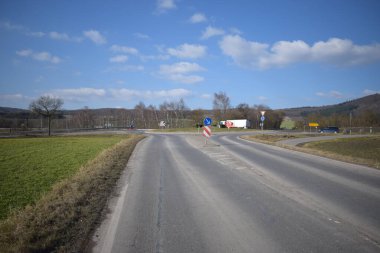 Trafik işaretli yol işareti