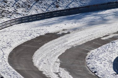 Dağlarda yol