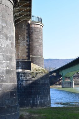 Bahar mevsiminde nehir üzerinde köprü