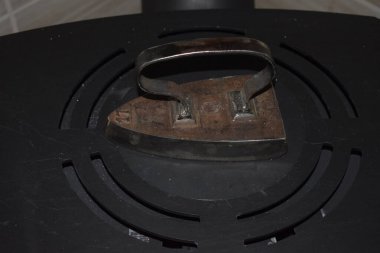 Siyah saplı gaz sobası.