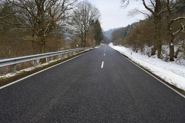 Kış kırsalında boş asfalt yol