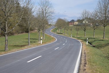 Yol işaretli bir yol.