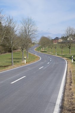 Kırsalda boş asfalt yol