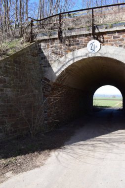 Almanya 'da küçük bir köyde eski bir taş köprünün dikey çekimi.