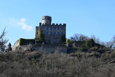 Görkemli ortaçağ mimarisinin manzaralı görüntüsü