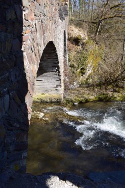 Svanus köyünün dağlarındaki nehir üzerinde köprü..