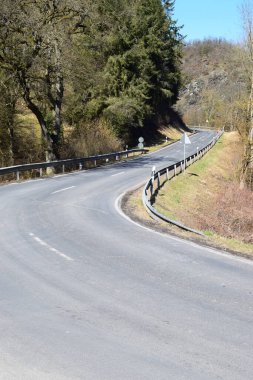 Dağlarda yol