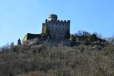 Mavi gökyüzünün önünde Pyrmont 'u Burg