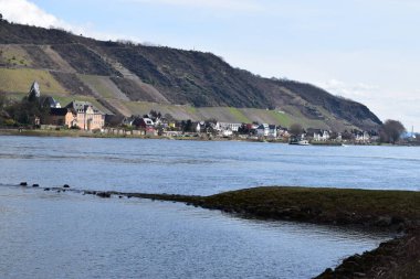 Nehir dağlarda baharda