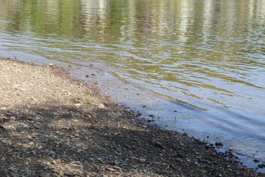 Parktaki güzel bir nehir manzarası.