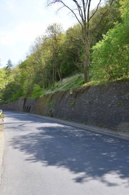 Eski bir taş duvar boyunca uzanan yol.