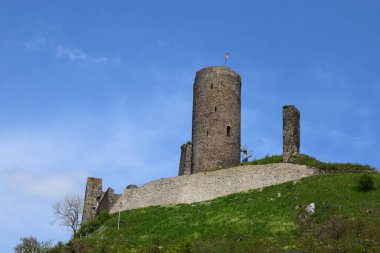 Eifel 'de Monreal' in üzerindeki Loewnburg