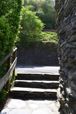 Bahçedeki merdivenler.