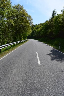 Kırsalda boş asfalt yol