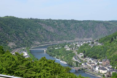 Bahar boyunca Mosel 'de komedi, yüksek açı manzarası